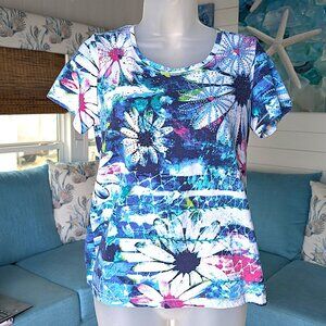 NWOT OnQue Short Sleeve Top Size Small